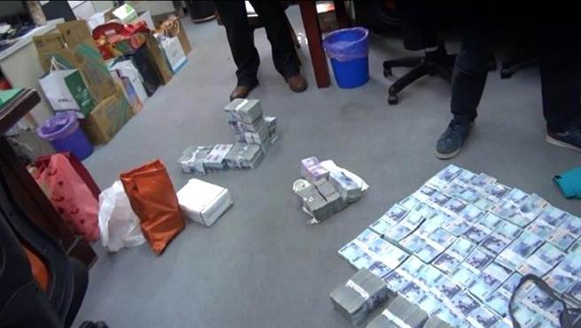 專案小組在徐漢的辦公室起出大批現金。（翻攝照片／林瑞益高雄傳真）