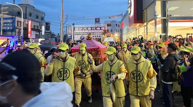 白沙屯媽祖8天7夜進香活動，今天進入第7天！清晨5時祖鑾轎起駕往北急行！（民眾提供／陳世宗台中傳真）