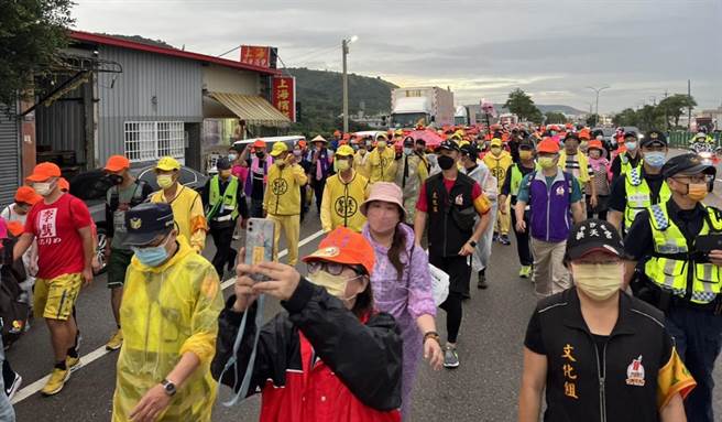 「粉紅超跑」今天沿海線台一線往北回鑾，沿途都有大甲分局警方隨行，確保媽祖鑾轎行進順暢與用路安全。（民眾提供／陳世宗台中傳真）