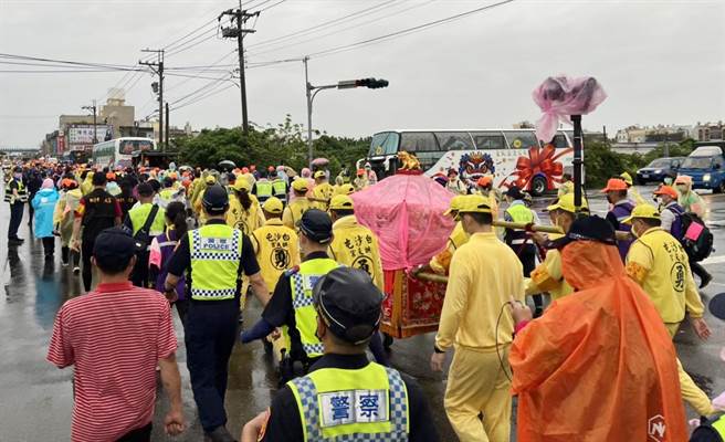 「粉紅超跑」今天沿海線台一線往北回鑾，沿途都有大甲分局警方隨行，確保媽祖鑾轎行進順暢與用路安全。（民眾提供／陳世宗台中傳真）