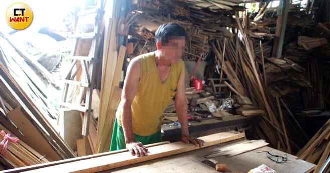 嘉义市82岁老翁林长辉，靠着经验累积练就一身木工好手艺与毒辣眼光，厂里珍藏许多珍贵原木，如台湾红桧、黄桧、寮国香杉等。(图／张进安摄)