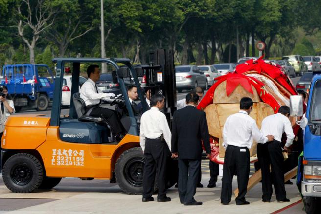 台塑集团创办人王永庆灵棺由红桧制成，长210公分、宽150公分、高140公分，总重量约2吨，当时造价约200万元。(图／报系资料照)