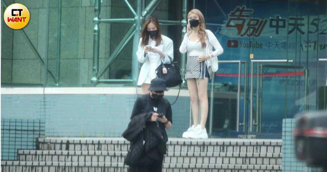 本刊直擊剛下通告的謝薇安，頂著一頭金色捲髮在講電話，姣好身材十分吸睛。（圖／本刊攝影組）