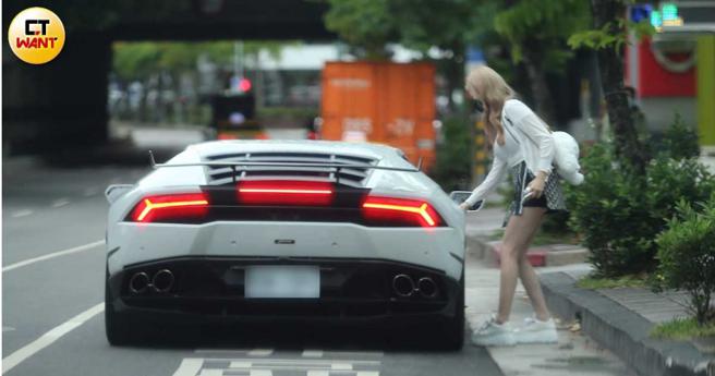 果然有一台白色藍寶堅尼抵達電視台外，謝薇安熟門熟路地拉開車門揚長而去。（圖／本刊攝影組）