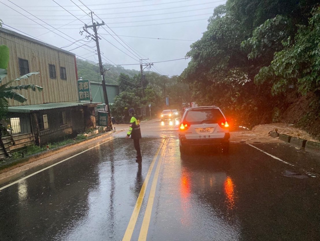 泰林山路淹水路树塌 林口警雨中交管疏导车流