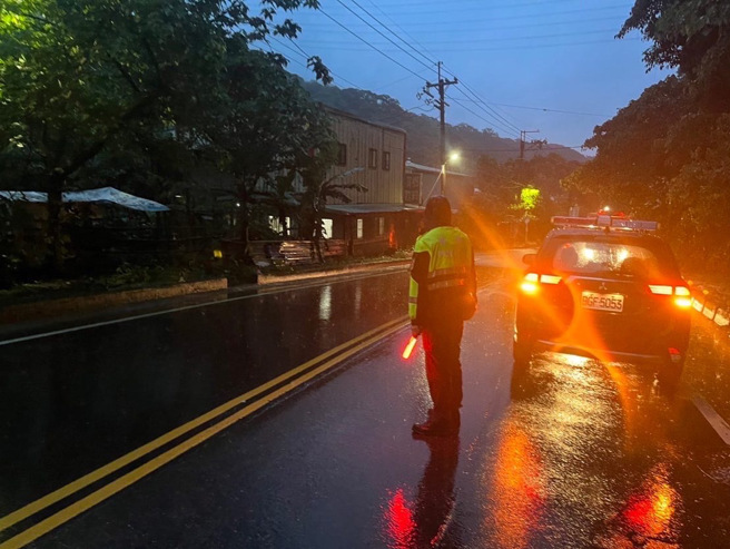 泰林山路淹水路树塌，林口警雨中交管疏导车流。(林口分局提供)