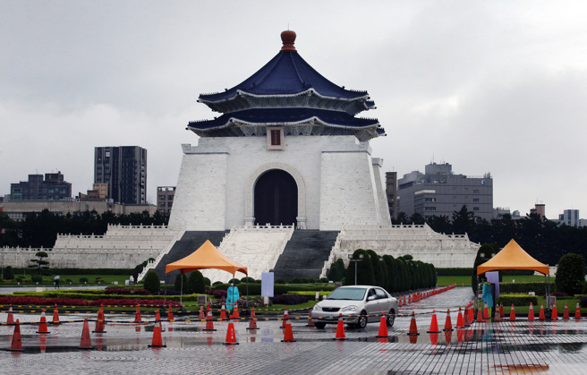 各大採检站近来人数减少，专家认为与「黑数」有关。（范扬光摄）