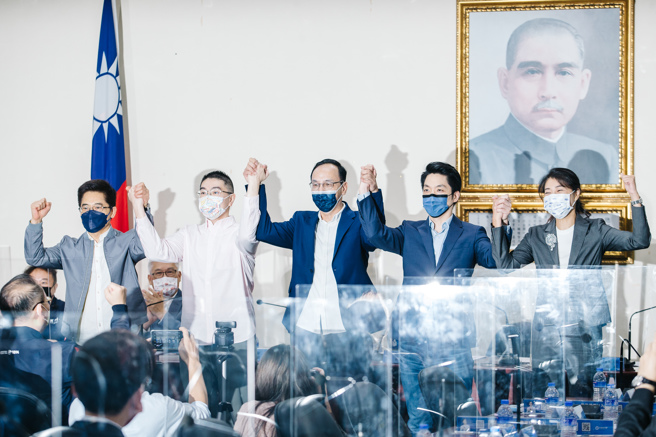 国民党25日召开中常会，进行县市长提名作业，会中通过提名蒋万安(右二)参选台北市长、许淑华（右一）参选南投县长、谢国梁（左二）参选基隆市长；党主席朱立伦（左三）拉起三位参选人的手，高喊冻蒜。(资料照/郭吉铨摄)