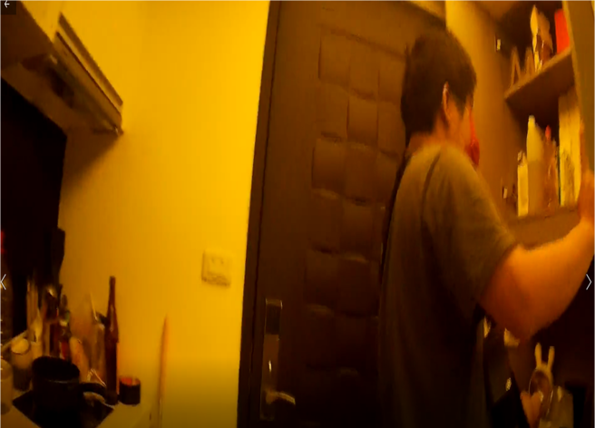 警围捕贩毒情侣檔，男遭警车「夹」墙成瓮中鱉，女药脚求神拜佛仍遭逮。(戴志扬翻摄)