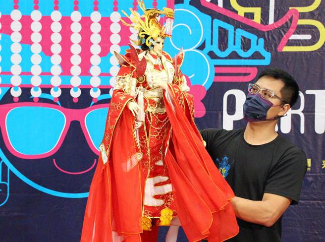 台中木偶劇團長王英潔表演媽祖布袋戲。（港藝中心提供）.