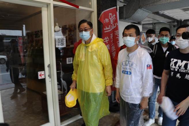 国民党桃园市长参选人张善政参与前台北市议员罗智强祈福行脚活动。（蔡明亘摄）