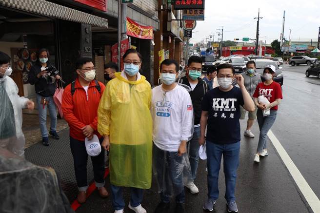 今早下起毛毛雨，张善政与罗智强穿着轻便雨衣行脚。（蔡明亘摄）
