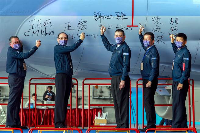 華航董事長謝世謙（中）今在股東會上首度回應，表示「沒有強銷的問題」，由於現行330客機將陸續在2027年退役現階段區域線廣體客機還在評估中，強銷說法絕非事實。（資料照）