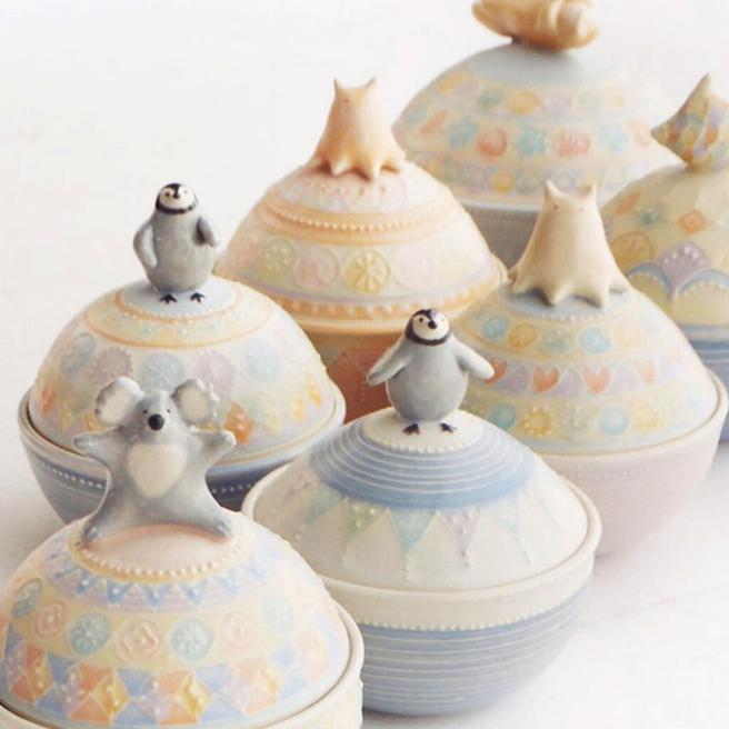 ▲陶艺家-中村 KARIN，擅长选用粉嫩温柔的顏色和可爱小动物图案创作。　图：JR TIMES／提供