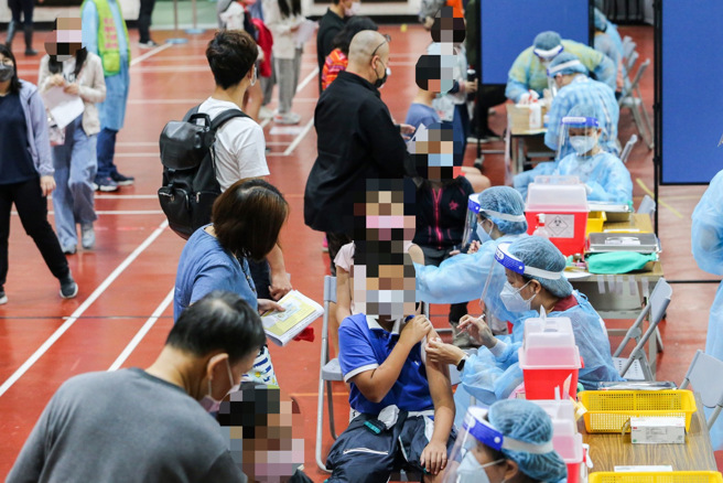疫情持續燒，不少家長帶孩子去打疫苗。（陳麒全攝）
