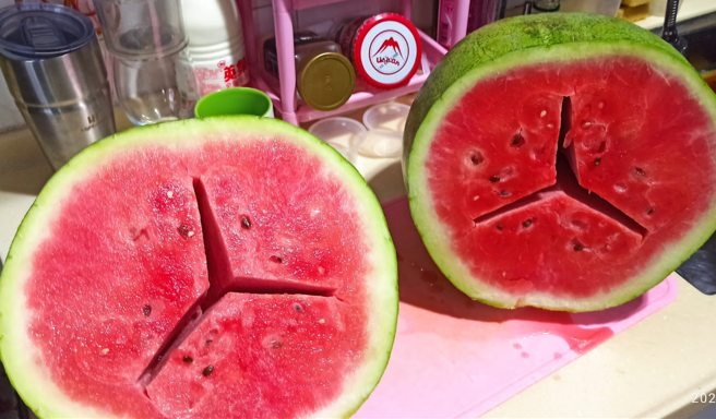 台湾一名网友在好市多买了一颗西瓜，剖开后发现里面竟藏「宾士」标志，不少网友羡慕地表示，这颗西瓜一定很甜。(图翻摄自脸书/Costco好市多 商品经验老实说)