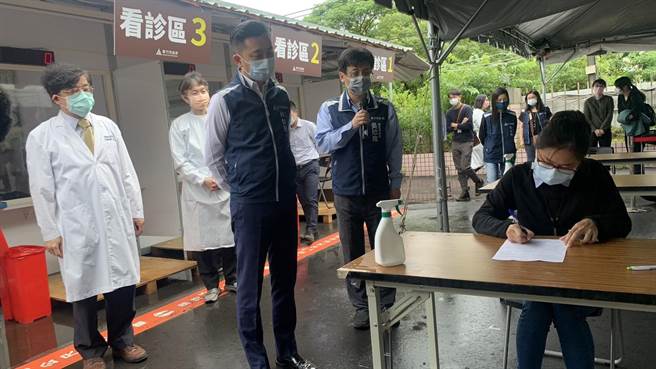 新竹市长林智坚（前）26日到国军医院社区医疗站视察，回应接班人选话题。（邱立雅摄）
