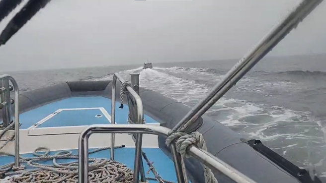 日前马祖高登岛附近连续出现4艘不明大陆籍快艇，海巡立刻派出实力相当的35吨「白金刚」驱离，双方在海上追逐飙速。（图／第十一巡防区提供   ）