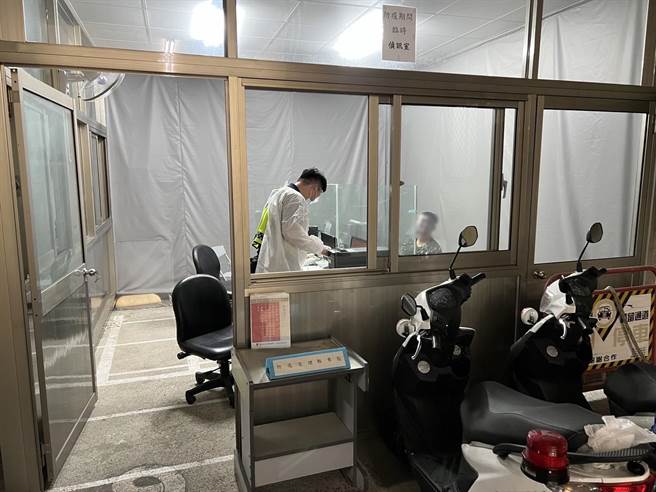林男確診還未解隔就到醫院咆哮，員警確認他真的是確診者，立即將犯嫌由車道口帶往派出所戶外隔離偵詢室偵訊。（民眾提供／馮惠宜台中傳真）