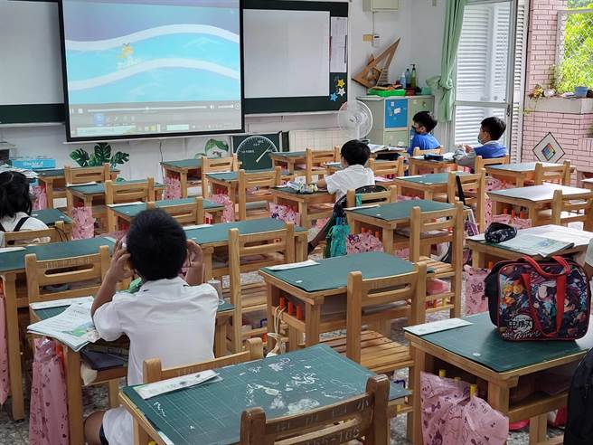 國內疫情持續延燒，彰化縣長王惠美稍早宣布彰化縣內高級中等以下學校，遠距教學再延長一周。（縣府提供／吳建輝彰化傳真）