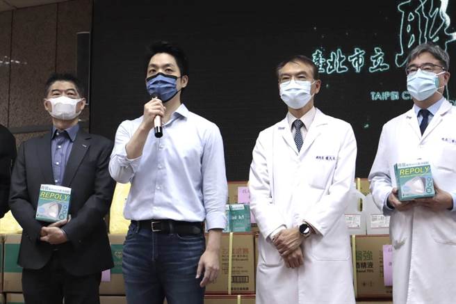 國民黨立委蔣萬安（左二）今強調，疫情間自己不斷替基層反映心聲，政府也有相應作為，呼籲中央盡快盤點資源做紓困，別端出不食人間煙火的方案。（蔣萬安辦公室提供）