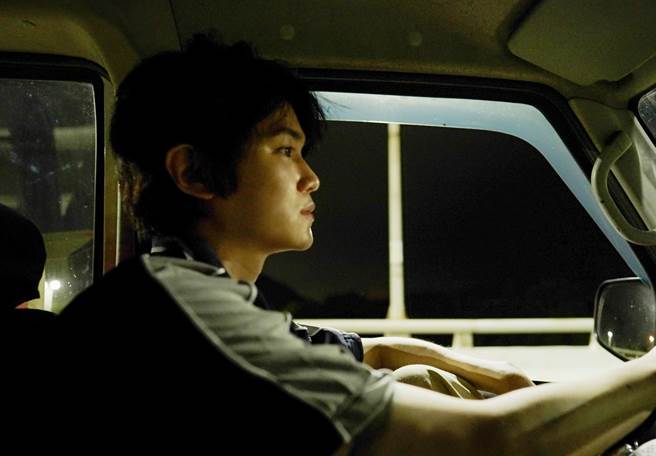 安伟为求真实感以无妆髮的状态入镜MV。（奇洱文创提供）