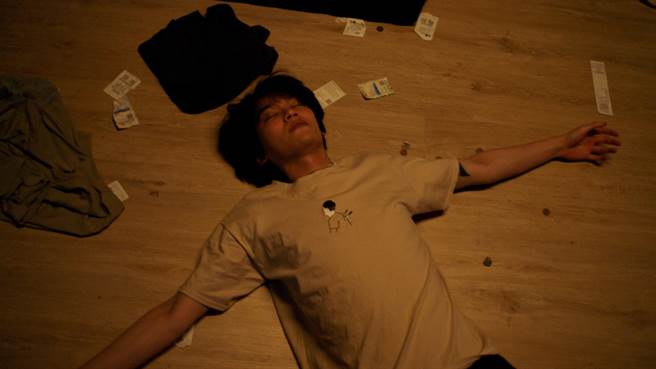 安伟为求真实感以无妆髮的状态入镜MV。（奇洱文创提供）