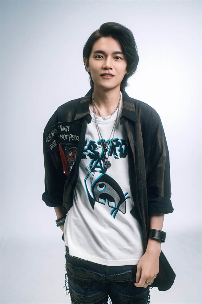 安伟集音乐制作、编曲、现场演出等才华于一身。（奇洱文创提供）