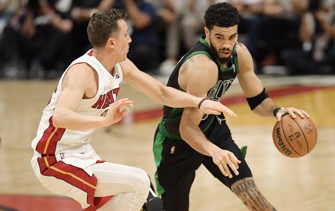 塔图(右)今天拿下22分、12篮板及9助攻的准大三元。(路透)