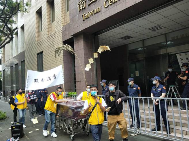 馮小妹家屬等人今天赴疾管署抬棺抗議。（王家瑜攝)