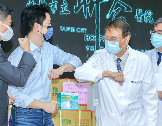 獲國民黨提名參選台北市長後，蔣萬安（左）26日上午至市立聯醫中興院區捐贈醫療物資，會後與市立聯醫總院長璩大成擊肘互相打氣。（粘耿豪攝）