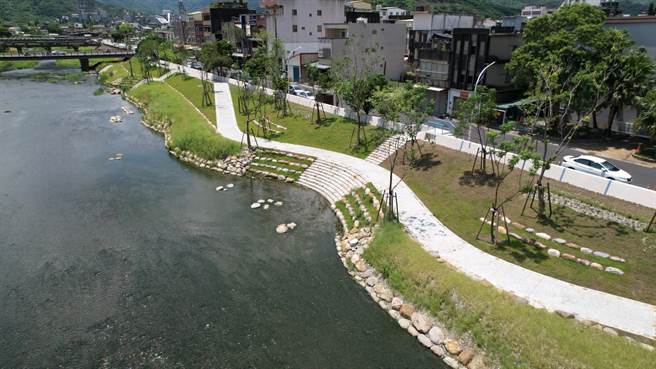 宜兰县「苏澳溪高滩地水环境改善工程」获经济部水利署颁发第三届全国水环境大赏「水样生活奖」、「公私协力伙伴奖」双奖肯定，让原本杂乱无章的高滩地，变身为安全便利的河滨休閒步道。（宜兰县政府水资处提供／吴佩蓉宜兰报导）