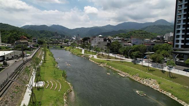 宜兰县「苏澳溪高滩地水环境改善工程」获经济部水利署颁发第三届全国水环境大赏「水样生活奖」、「公私协力伙伴奖」双奖肯定，让原本杂乱无章的高滩地，变身为安全便利的河滨休閒步道。（宜兰县政府水资处提供／吴佩蓉宜兰报导）