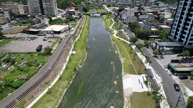 宜兰县「苏澳溪高滩地水环境改善工程」获经济部水利署颁发第三届全国水环境大赏「水样生活奖」、「公私协力伙伴奖」双奖肯定，让原本杂乱无章的高滩地，变身为安全便利的河滨休閒步道。（宜兰县政府水资处提供／吴佩蓉宜兰报导）