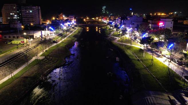 宜兰县「苏澳溪高滩地水环境改善工程」获经济部水利署颁发第三届全国水环境大赏「水样生活奖」、「公私协力伙伴奖」双奖肯定，让原本杂乱无章的高滩地，变身为安全便利的河滨休閒步道。（宜兰县政府水资处提供／吴佩蓉宜兰报导）