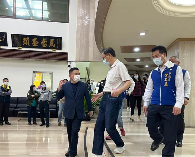 張善政26日到桃園市議會拜會議長邱奕勝，直呼時間雖短但資訊非常寶貴。（陳夢茹攝）