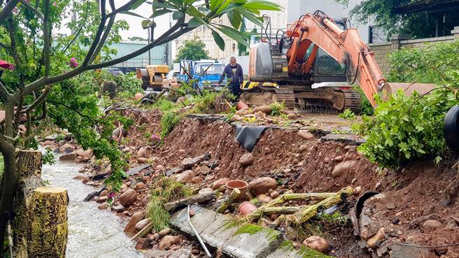 桃園平鎮民族路雙連一段199巷附近防汛道路發生坍方事故。（桃市府提供／蔡明亘桃園傳真）