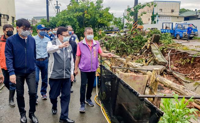 桃園市長鄭文燦今早前往視察，並表示市府將全力協助搶修。（桃市府提供／蔡明亘桃園傳真）