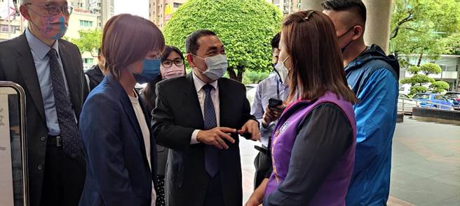 新北市长侯友宜强调，长者打疫苗送快筛是新北既定政策，跟中央后来出来说明的政策无关。（陈慰慈摄）