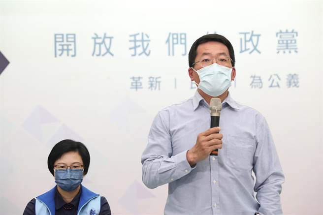 甄克堅初選民調落敗，指控對手送口罩操控民調，當場宣布退出國民黨。（羅浚濱攝）