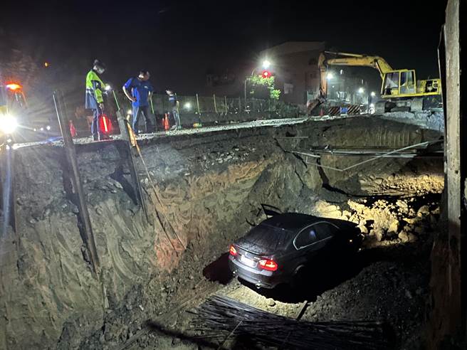 疑雨天視線不佳，1名男駕駛25日晚間連人帶車墜落台東卑南下水道。（民眾提供／蔡旻妤台東傳真）