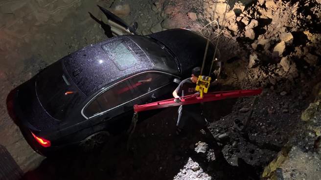 疑雨天視線不佳，1名男駕駛25日晚間連人帶車墜落台東卑南下水道。（民眾提供／蔡旻妤台東傳真）