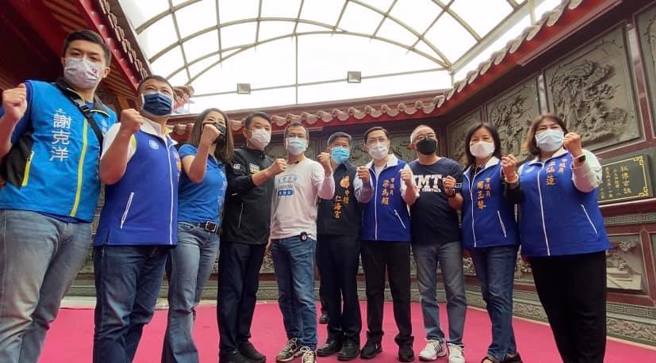 国民党台北市前议员罗智强赴桃园行脚，身边有国民党立委鲁明哲（左4）与多位蓝营政治人物相伴，场面盛大。（图／取自罗智强脸书）