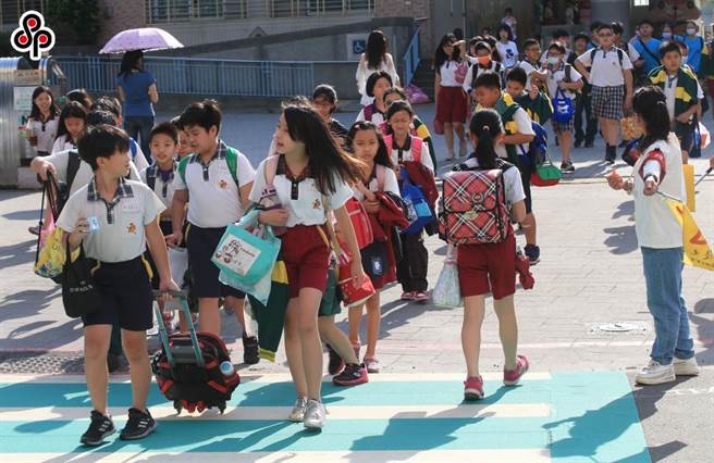 近年教育部推动如12年国教新课纲、考招新制多项重大政策，使许多家长心急如焚，担心孩子无法跟上趋势，为了补强子女的课业，许多人会寻求坊间复合型辅助教材。（报系资料照）