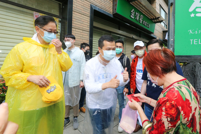 前行政院院長張善政（左）與前台北市議員羅智強（右）在桃園市長提名引起爭議後，26日首度合體一同參加「祈福走桃園」的活動，這也是提名引起爭議後，張、羅兩人首度合體。兩人在走街時，沿途路過支持的民眾還會向他們擊拳或比讚，兩人也都會熱情回應。（陳麒全攝）