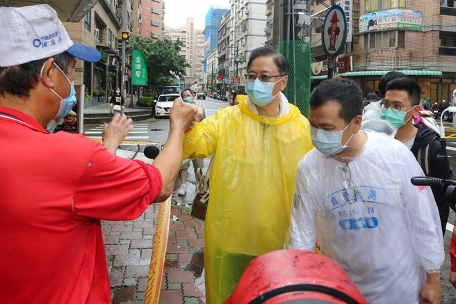 前行政院院長張善政（左）與前台北市議員羅智強（右）在桃園市長提名引起爭議後，26日首度合體一同參加「祈福走桃園」的活動，這也是提名引起爭議後，張、羅兩人首度合體。兩人在走街時，沿途路過支持的民眾還會向他們擊拳或比讚，兩人也都會熱情回應。（陳麒全攝）