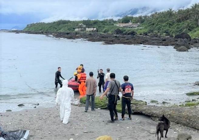 台東60歲林姓男子25日晚間捕魚徹夜未歸，海巡人員及消防特搜人員26日造上尋獲遺體。（海巡署東部分署第13岸巡隊提供／蔡旻妤台東傳真）