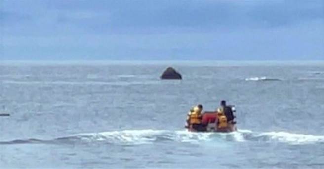 台東60歲林姓男子25日晚間捕魚徹夜未歸，海巡人員及消防特搜人員26日造上尋獲遺體。（海巡署東部分署第13岸巡隊提供／蔡旻妤台東傳真）