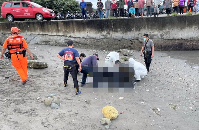 台東60歲林姓男子25日晚間捕魚徹夜未歸，海巡人員及消防特搜人員26日造上尋獲遺體。（海巡署東部分署第13岸巡隊提供／蔡旻妤台東傳真）