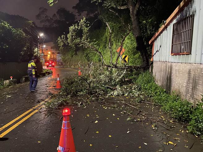 警方獲報後立即設置警示交通錐，並拉起封鎖線指揮車輛改道行駛。（警方提供）